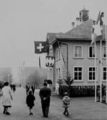 Heimisch geworden: Die Familie vor dem Schulhaus in Itingen (BL), wo ich 1979-1984 auch die Primarschule besuchte (klicken für grössere Fassung)