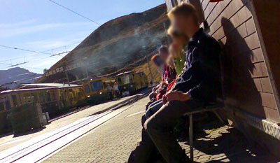 Nettes Geschenk nach der Wanderung: Raucher am Bahnhof Kleine Scheidegg (Oktober 2007)