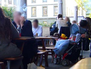 Rauch stört auch auf Aussenplätzen - leider gibts in vielen Beizen auf Aussenplätzen noch kein Rauchverbot (Tibits Bern, April 2008)