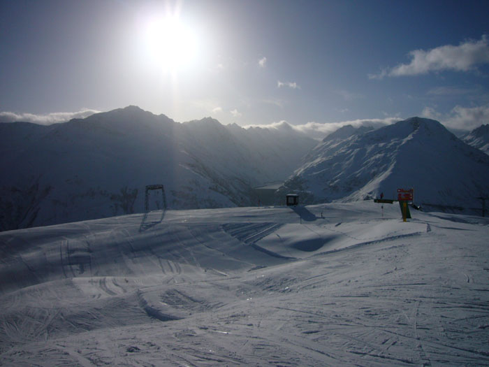 Cuolm Val, Bergstation [url=http://www.jacomet.ch/themen/skilift/album/thumbnails.php?album=148]der neuen Sesselbahn[/url] - viel ansonsten zugeschneite Geländeunebenheiten sind sicht- und spürbar
