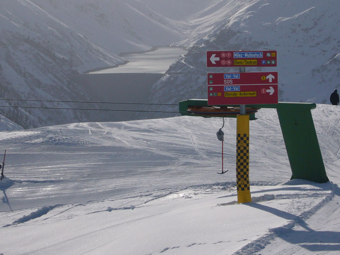 Die [url=http://www.jacomet.ch/themen/skilift/album/thumbnails.php?album=148]neue Sesselbahn[/url] auf der frischen Beschilderung, Curnera-Stausee (nicht gefroren!)
