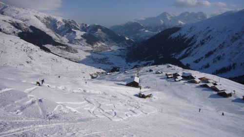 Einige unentwegte wagen sich dennoch neben die Piste - Felsen ahoi
