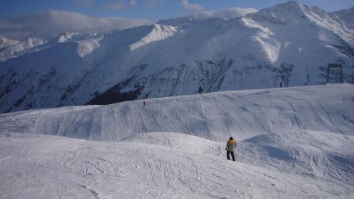 Cuolm Val: Geländeunebenheiten und Kunstschneehaufen
