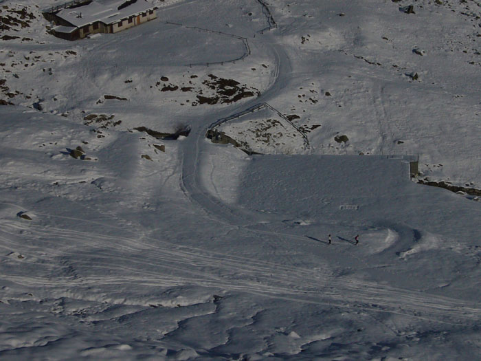 Ein paar einsame Variantenfahrer am Ski Malträtieren beim Val Giuv
