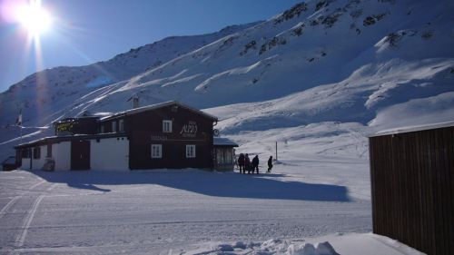 Die Beiz hat unsere Familie aufgebaut und gehörte uns lange Zeit - heute leider nicht mehr. Meine Grossmutter konnte stundenlang von ihren langen Wintern hier erzählen... [url=http://www.tages-anzeiger.ch/dyn/reisen/aktivferien/576294.html]und ich hab mal was Nettes darüber geschrieben[/url]
