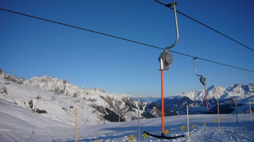Tegia Gronda: [url=http://www.jacomet.ch/themen/skilift/album/thumbnails.php?album=26]Netter WSO-Lift von 1969[/url] mit Gehängen des Typs [url=http://www.jacomet.ch/themen/skilift/album/thumbnails.php?album=55]Borer BSG 77[/url]

