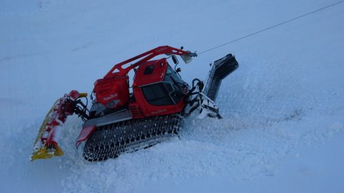 Ein Pistenbully erstellt die neue Piste zur Talstation Mulinatsch

