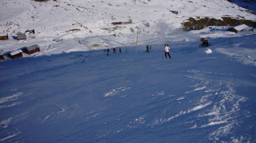 ... in einen eisigen Hang (alles Kunstschnee)
