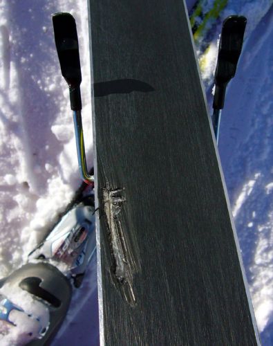 Langsam mehren sich die Steine - dieser erst 6 Tage gefahrene Ski jault nach einem grossen Service...
