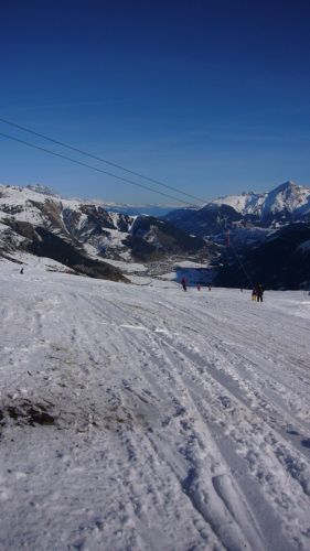 Allgemein hatte es heute viel zu viele Leute auf zu schlechten Pisten: Eisiger Kunstschnee, viele Steine und Grasnarben. Uff!
