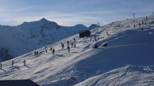 Überfüllte Pisten auf dem Kunstschneestreifen
