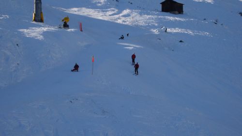 Problematisch: Schlittler, Fussgänger und Skifahrer kreuzen bei der Zufahrt "oben" zur SB Mulinatsch mehrmals
