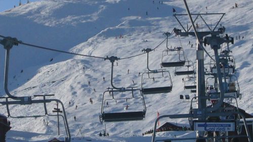 SB Dieni-Milez, überfüllte, fahrbare Pisten - keine Spur von "sehr gut". Ehrlichkeit würde ich honorieren, aber die Bergbahnen betreiben hier halt Marketing. Was korrekt wäre - [url=http://www.alpinforum.com/forum/viewtopic.php?p=321409#321409]siehe hier[/url].
