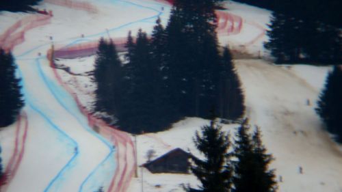 Sonntag, Superkombi-Abfahrt (links) und Piste (rechts) via Feldstecher... nicht wirklich anmächelig
