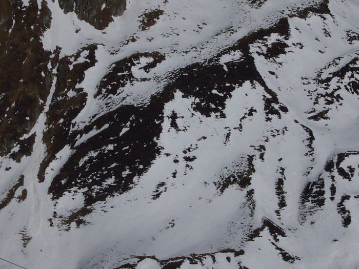Eine Blair-Witch-Frau mitten im Schnee
