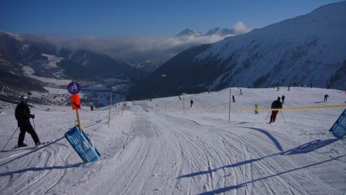 Schlittelbahn mit Rega-Heli im Anflug
