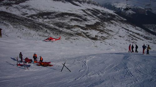 Die Rega-Crew verarztet eine junge Skifahrerin und berichtet, dass wir hier oben saumässiges Wetterglück haben
