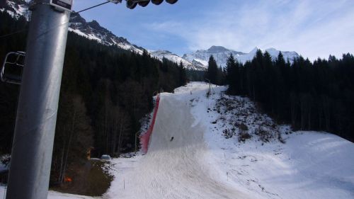 Auf der Sesselbahn Innerwengen - [url=http://www.jacomet.ch/themen/skilift/album/thumbnails.php?album=59]mehr zu dieser Anlage, dem alten Sessellift und dem ersten Skilift an diesem Hang hier[/url]
