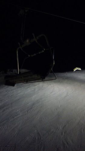 Allzu gut beleuchtet ist die Piste nicht... 
