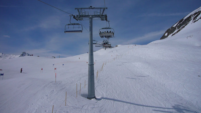 Da lief die Sesselbahn Mulinatsch noch - ab etwa 12.30 Uhr war sie ausser Betrieb... das bleibt sie "für die nächsten Tage", wie es bei den Bergbahnen hiess ([url=http://www.gotthard-oberalp-arena.ch/dateimanager/wichtige-mitteilung-der-sedrun-bergbahnen-ag-vom-17.pdf]Mitteilung als PDF[/url])
