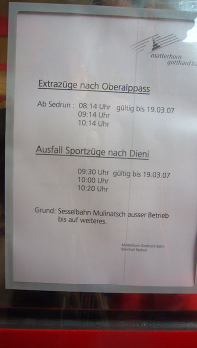 Extrazüge auf den Pass anstelle von Sportzügen nach Dieni: Mühsame Sache - mit den alten Doppelliften wäre das kaum passiert!

