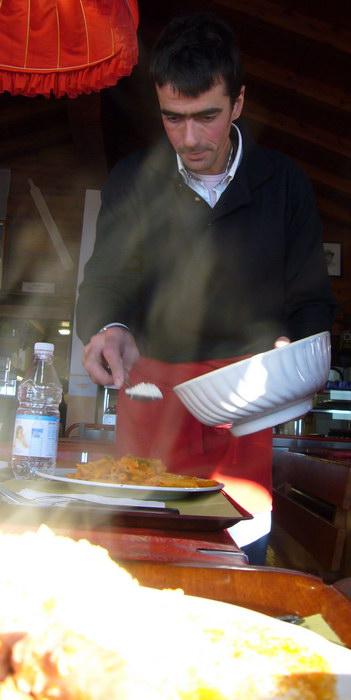 Hier wird die (köstliche) Pasta noch von Menschen mit Parmigiano bestreut - alle langweiligen CH-Beizen sollen sich hier mal ein Stück abschneiden
