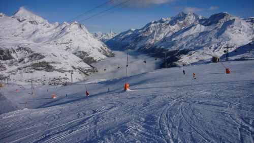 Wunderbar... vor einem Jahr wars anders - [url=http://skiliftfotos.ch/forum/20061127-zermatt-0257.jpg]so sah es an dieser Stelle am 27.11.2006 aus[/url]...
