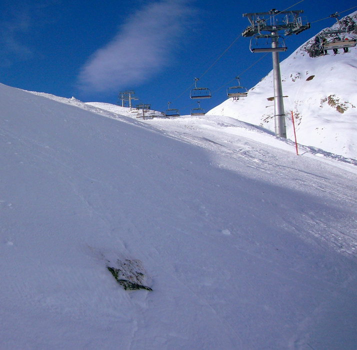 Oops... heimtückische Felsen - das [url=http://www.jacomet.ch/themen/skilift/album/displayimage.php?album=150&pos=48]erinnert doch eher an den Dezember 2006[/url]! Hier müsste idealerweise noch etwas nachgeschneit werden, die Zapfstellen sind aber sehr weit weg.
