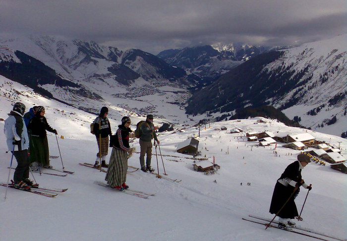 Nostalgie-Skigruppe mit Holzskis und Lederschuhen: Gewisse Schwierigkeiten auf Kunstschnee...

