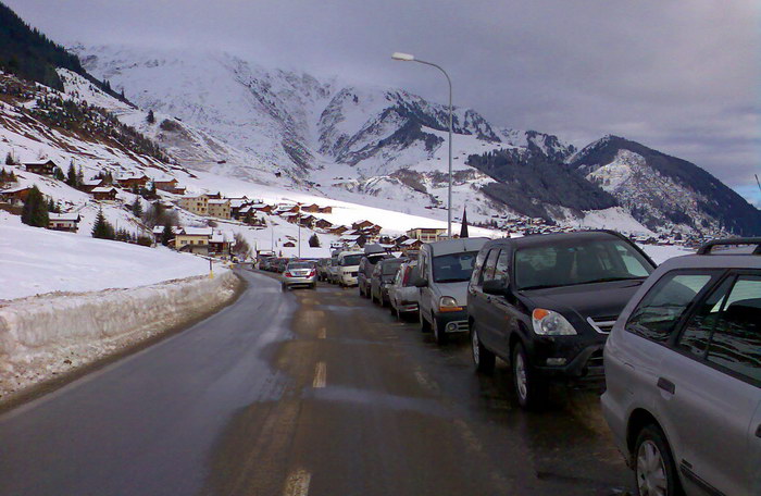 31. Dezember 2007: Um 13 Uhr gehts heim. Auch heute wieder Autos bis Rueras! Am 28.12. wurden über 5800 Ersteintritte ins Gebiet gezählt; Rekord!
