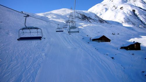 Eine brandneue Pistenführung im eigenen Stammskigebiet - etwas ganz Besonderes! ([url=http://www.jacomet.ch/themen/skilift/album/displayimage.php?album=174&pos=186]So sah es hier am 14. April 2007 aus[/url]...)
