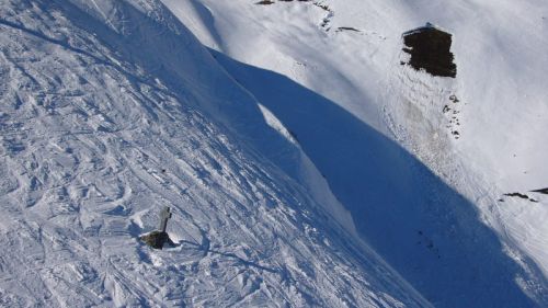 Antienis Kreuz mit Schneebrettern im Hintergrund, die vor 35 Jahren auch ihm zum Verhängnis wurden
