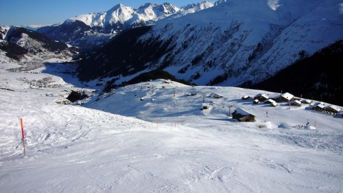 Anfahrt zur neuen Piste auf der früheren Rennstrecke rechts des Doppelliftes (von unten gesehen)
