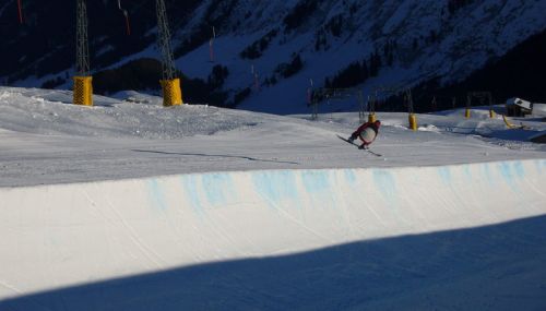 Sedruner Boarder testet die soeben fertiggestellte Pipe
