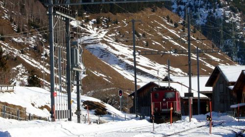 Die steilen Südhänge sind fast schon schneefrei
