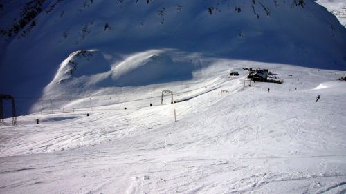 Oberalppass, 28. Dezember 2007: Schlange am Lift... die frequenzstärksten Tages des Winters halt, wie immer. Wartezeiten: In Dieni am Morgen 10-15 Minuten, Alpsu bis 15 Uhr ca. 10 Minuten, Mulinatsch ca. 5 Minuten.
