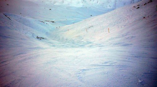 ... ebenso das Kanonenrohr ins Val Val runter - ein Acker, am Rand eisiger Kunstschnee. Auch die [url=http://www.jacomet.ch/themen/skilift/album/displayimage.php?album=184&pos=44]neue Piste nach Mulinatsch[/url] sollte dringend beschneit werden; die Kanonen stehen derweil ungenützt in Milez rum!?

