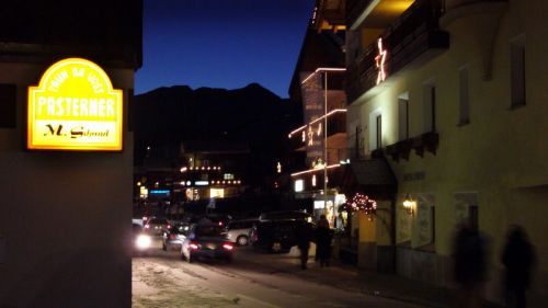 Abends im Dorf: Achtung, prekäre Strassenverhältnisse! 
