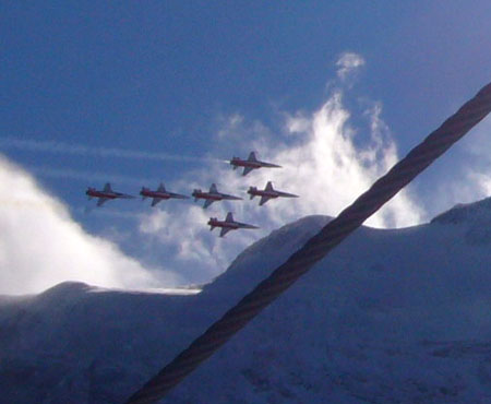 Patrouille Suisse und Tragseil der Sesselbahn Lauberhorn
