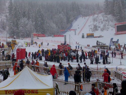 Siegerehrung: Jean-Baptiste Grange (FRA) siegt nach der Superkombi vom Freitag auch im heutigen Slalom. [url=http://www.tagesanzeiger.ch/dyn/news/skialpin/831194.html]Weitere Resultate hier[/url].
