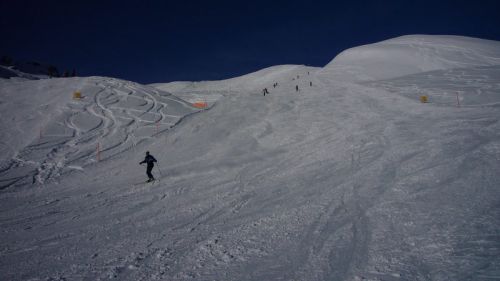 Sieht zwar gut aus, ist aber extrem weicher Pulverschnee, der zum Carven ungeeignet ist und schnell Haufen/Buckel bildet.
