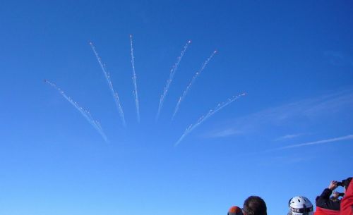 Schlussbouquet der Patrouille Suisse - auch Armeegegner können sich der Faszination der Jungs nicht ganz entziehen...
