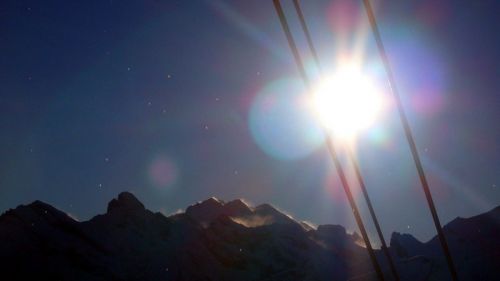 Warten auf die Männlichen-Gondel nach Wengen; Föhn-Fahnen auf den Bergen im Südwesten
