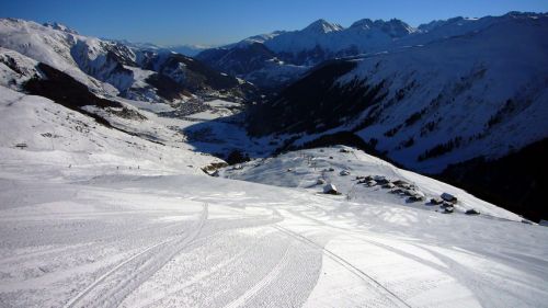 Der ganze Hügel ist praktisch eine Piste.
