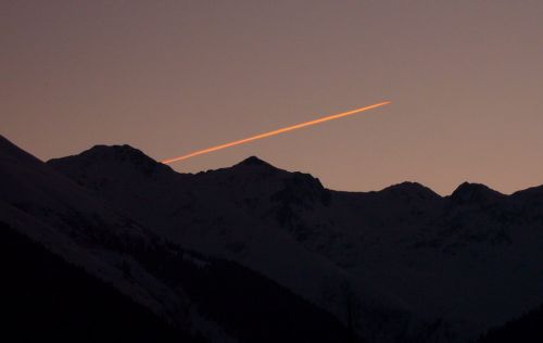 Abendstimmung mit Luftverkehr in Sedrun
