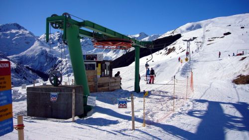 Planatsch, 17. Februar 2008 - mehr Bilder dieser Anlage von heute [url=http://www.jacomet.ch/themen/skilift/album/thumbnails.php?album=25]hier[/url]
