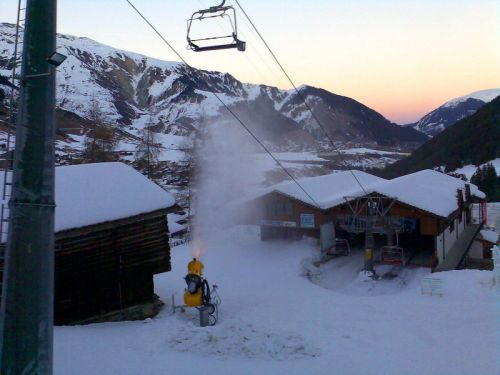 Heimreise am Abend: Auch bei der Talstation wird beschneit
