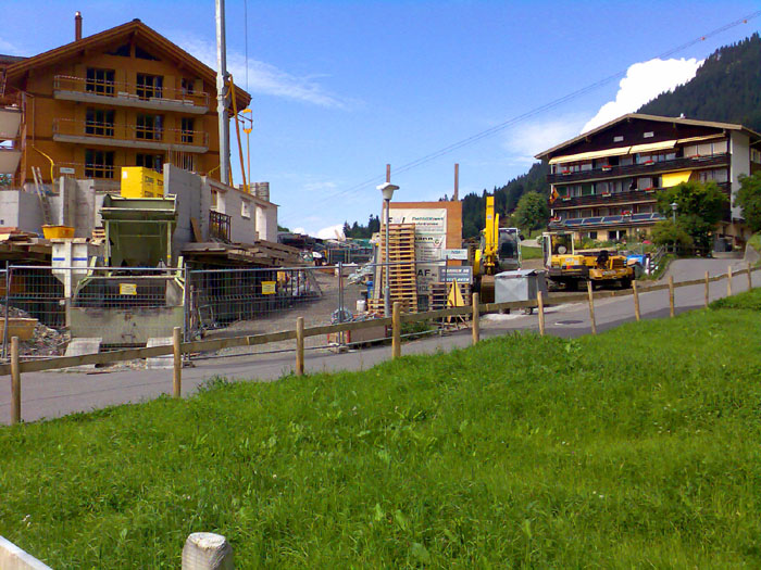 Aber... was passiert nach der Ausfahrt? Hier muss genau so wie vorher (wenn auch kürzer) die oft gekieste Strasse gequert werden. Zudem wird da heftig gebaut... wie das wohl im Dezember aussieht? Wird da endlich auch ein Seillift zum Figeller stehen?
