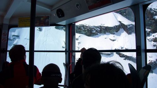 Aus der Klein-Matterhorn-Bahn beobachtet das Volk Spuren von Lebensmüden
