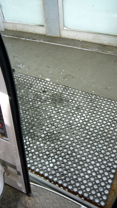 In Italien viel besser als auf der Zermatter Seite: Fast alle Gänge, Treppen und Ausstiege sind vorbildlich gepolstert. Schweizer, bitte nachahmen! Die Tickets sind teuer genug...
